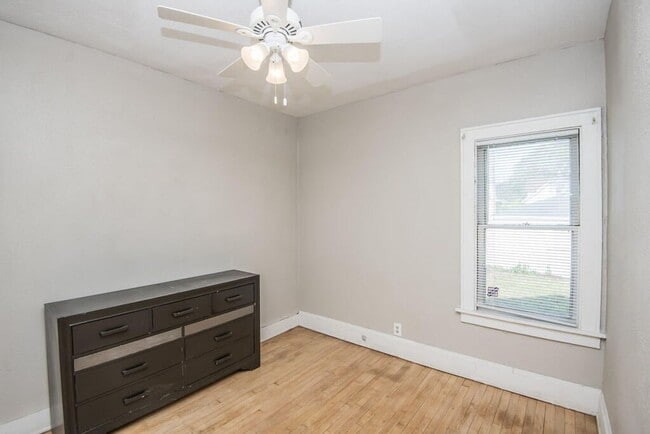 Building Photo - Updated 4-Bed Single Family Home with Clas...