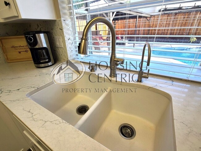 Building Photo - Executive Folsom Rental EXCELLENT Location and a POOL!