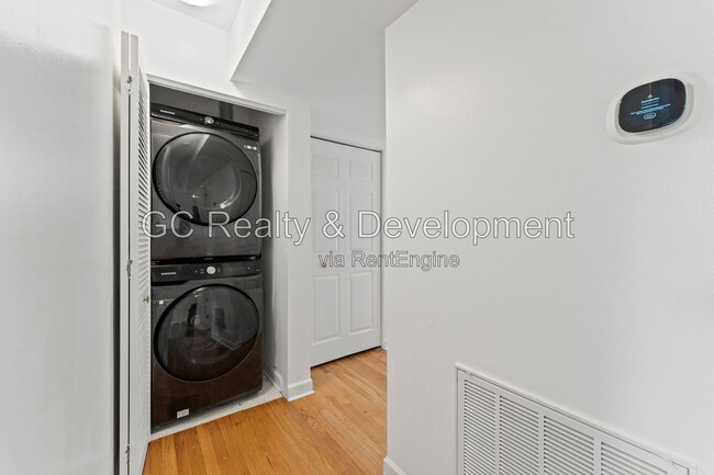 Building Photo - 6429 N Damen Ave