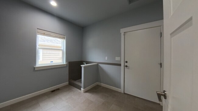 Building Photo - 6892 Baudelaire