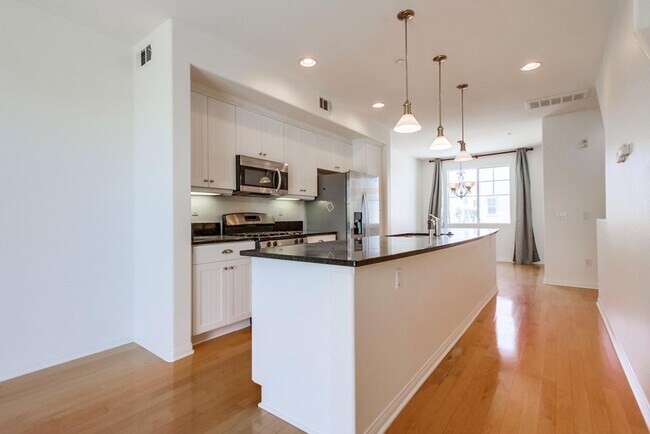 Building Photo - Available Now! Tri-Level 3 Bedroom 3.5 Bath Townhome!!