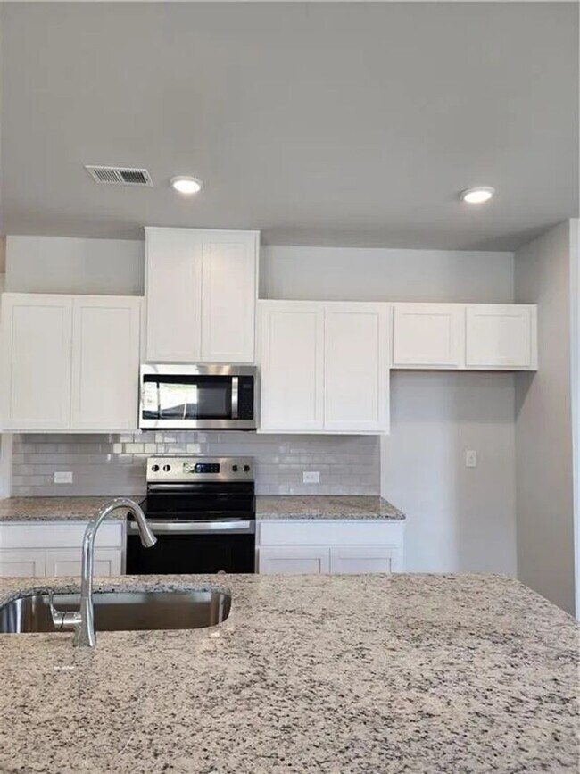Building Photo - Spacious 3BR Townhome in Lawrenceville