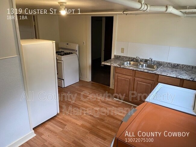 Building Photo - 1319 E Custer St
