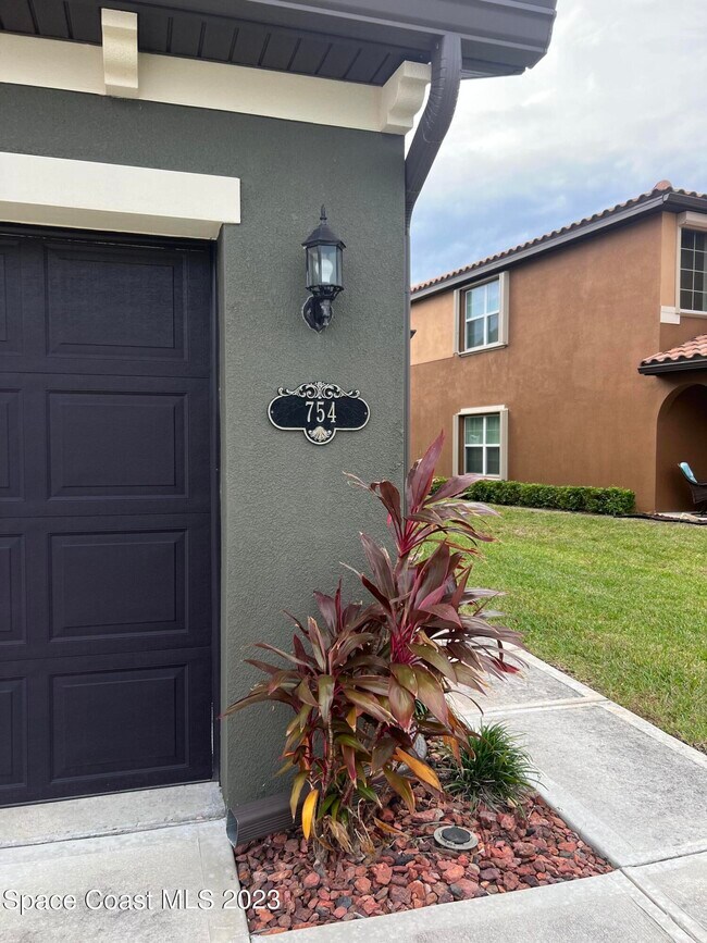 Building Photo - 754 Carlsbad Dr