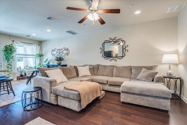 Building Photo - 712 Lost Pines Ln