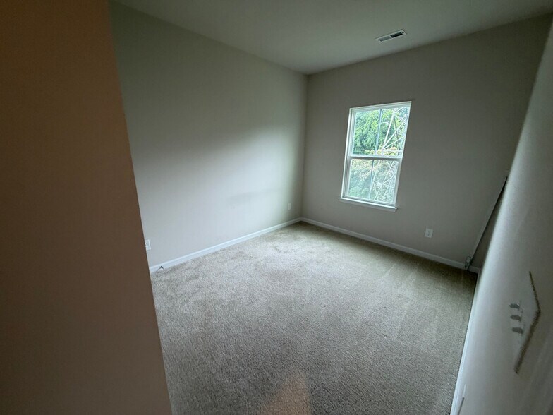 Building Photo - Room in Townhome on Beeler Ln