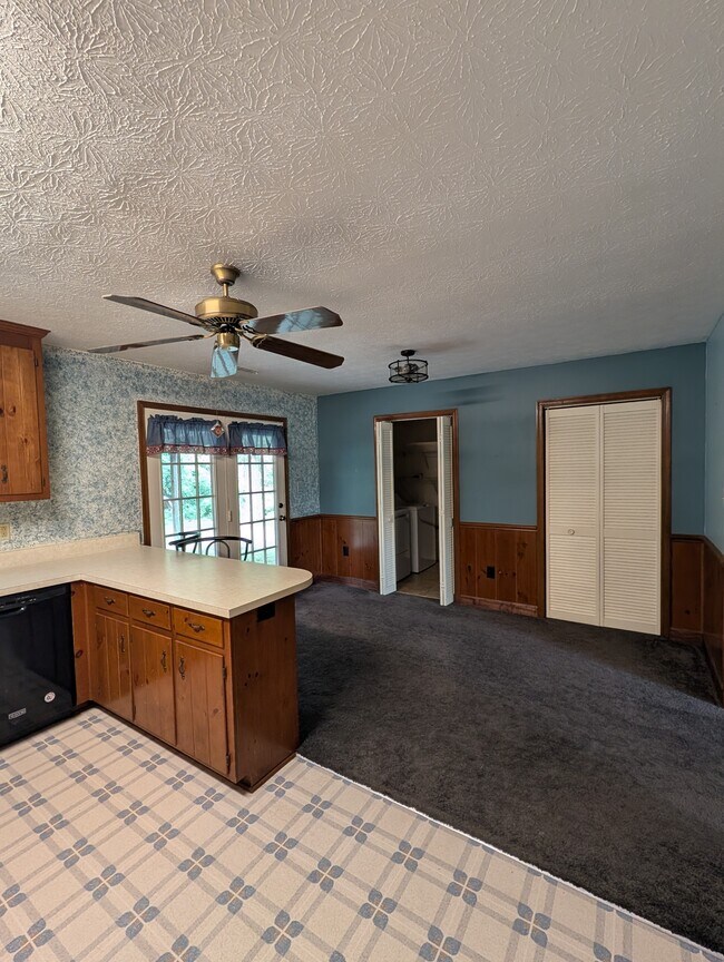 Building Photo - 693 Trails Ln