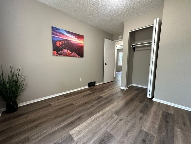 Building Photo - 3 bed, 1 bath home for rent in Maywood edi...