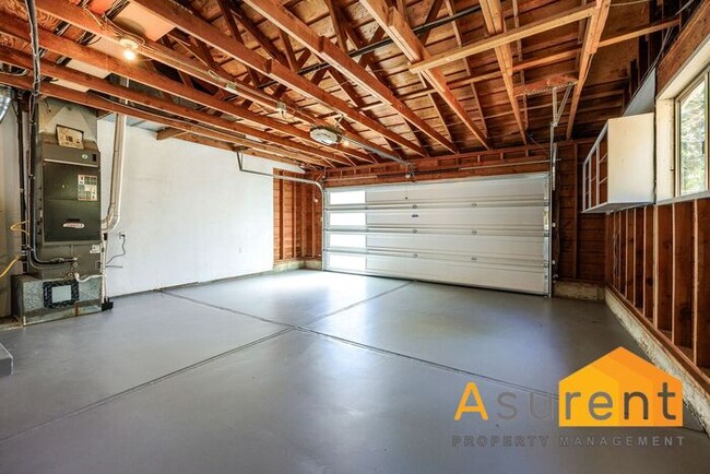 Building Photo - Newly remodeled, single level 3 bed- 2 bat...