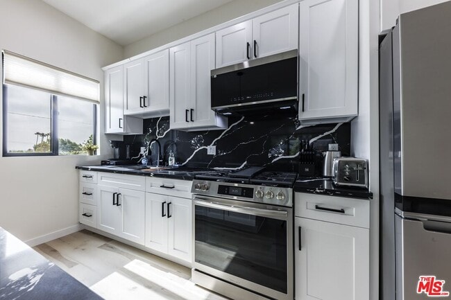 Building Photo - 9024 Phyllis Ave