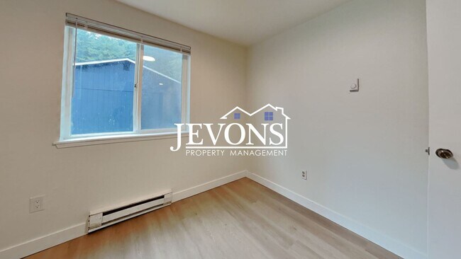 Building Photo - 2076 E 56th St