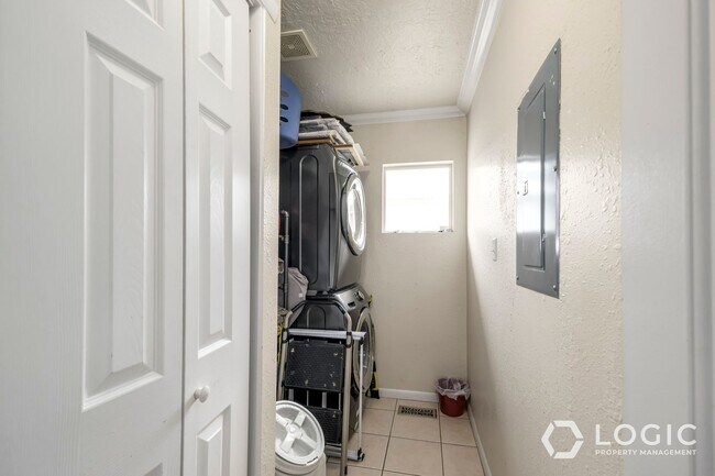 Building Photo - Beautiful Home in Excellent Location.