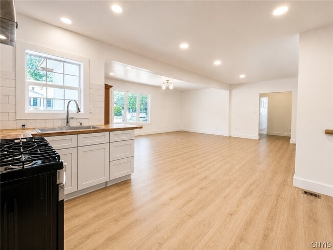Building Photo - 8 Parkside Ct
