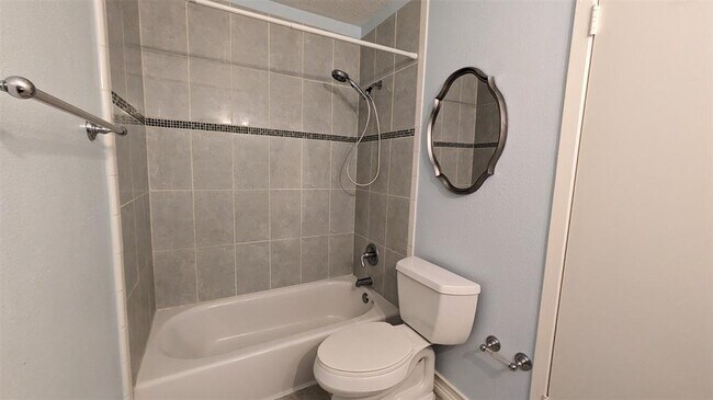 Building Photo - 44 W Tri Oaks Ln