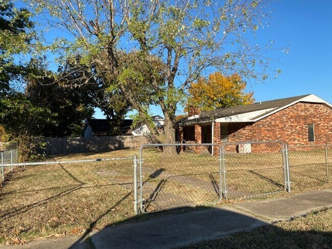 Building Photo - 4 Bed, 2 Bath Corner Lot in Broken Arrow!