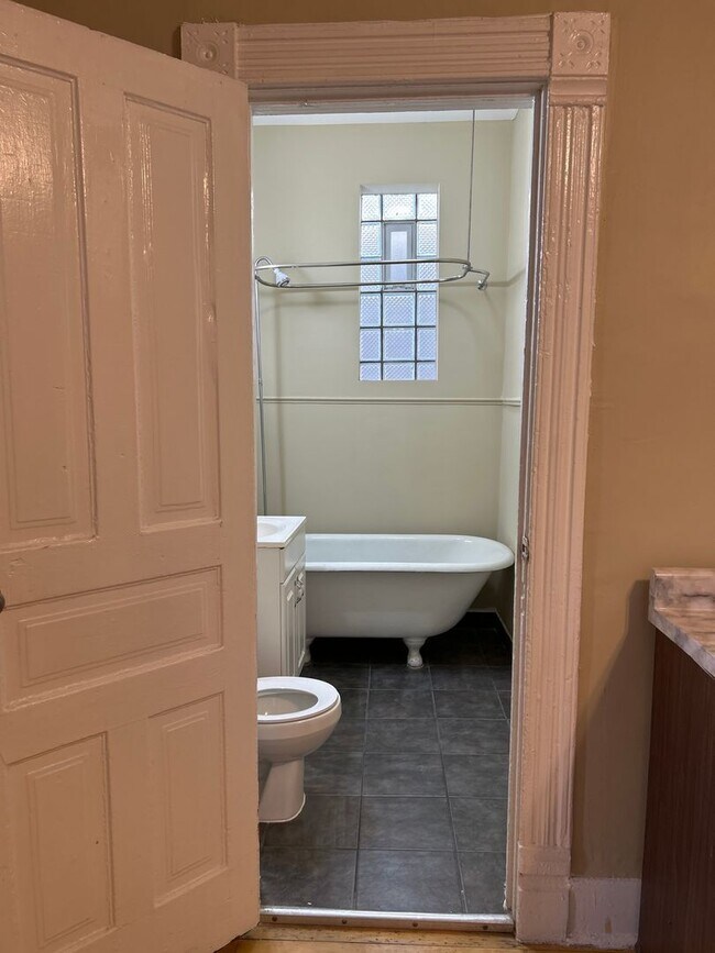 Building Photo - 862 N Hermitage Ave