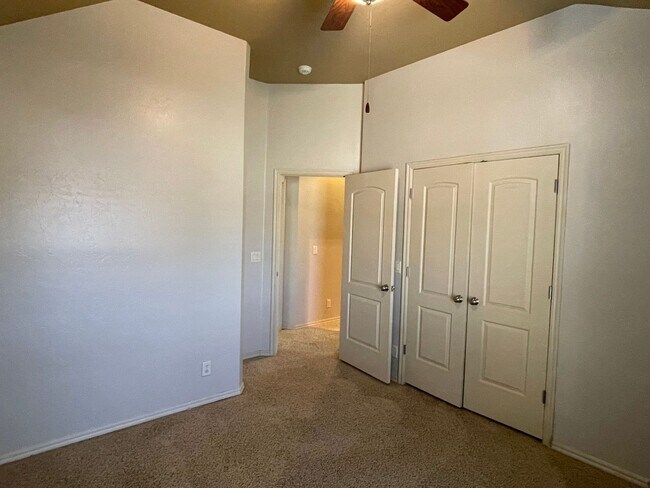 Building Photo - Beautiful 3 bed 2 bath with an office!