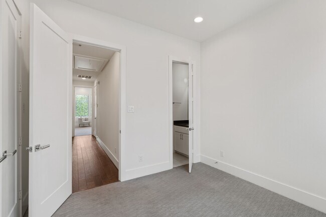 Building Photo - 5713 Larkin St