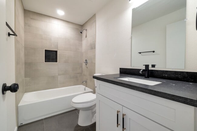 Building Photo - Large Trilevel home backing 60 with pool and close to ASU