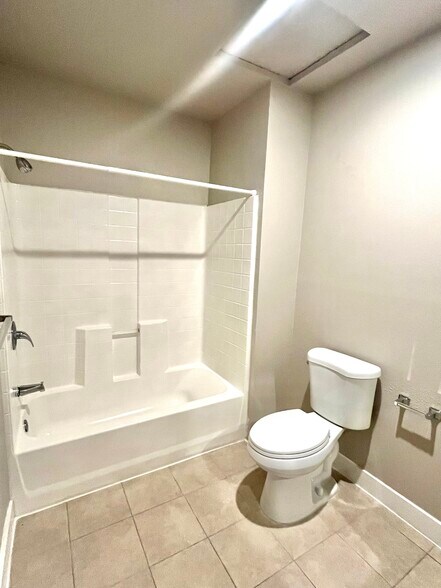 Building Photo - 928 W 83rd St