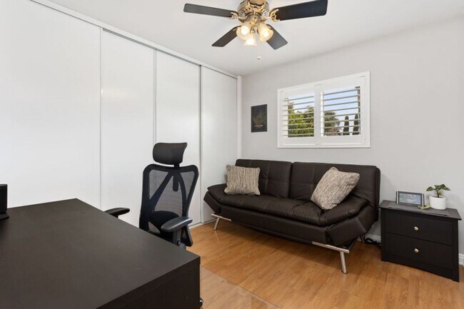 Building Photo - 3 bed 1.5 baths + 2 car garage with a larg...