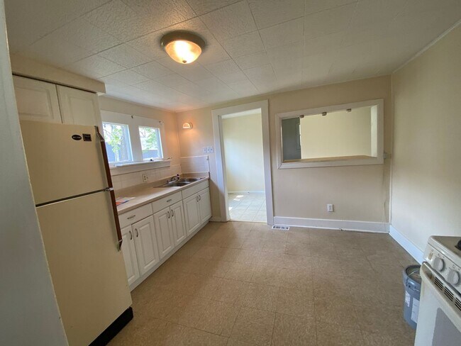 Building Photo - Great Location! Must See!
