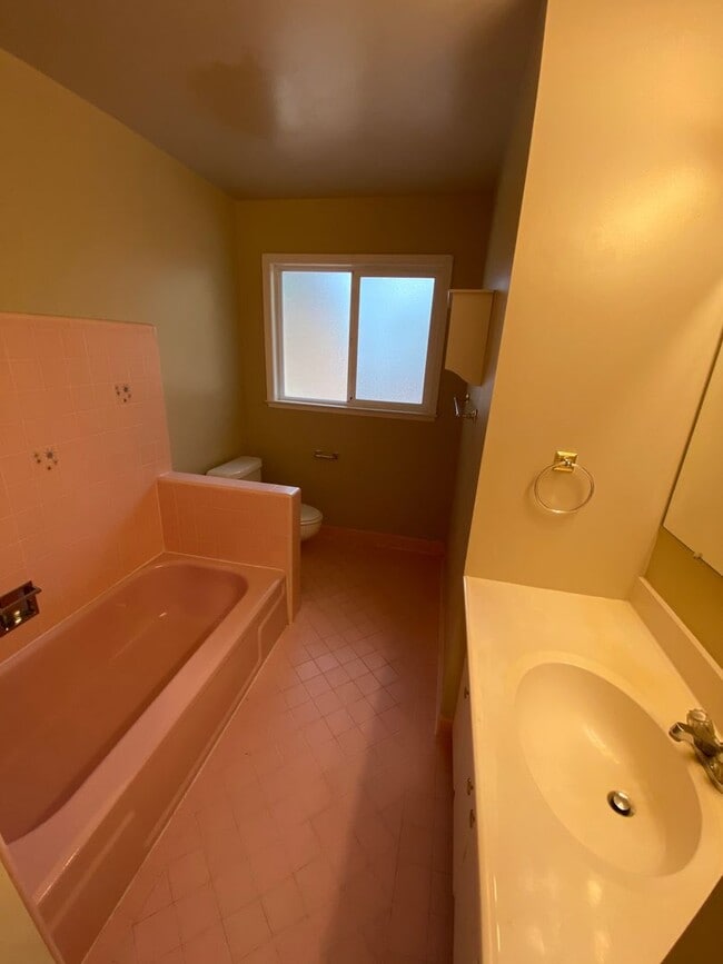 Building Photo - 3 Bed 2 Bath, Single Family Home In Walnunt Creek