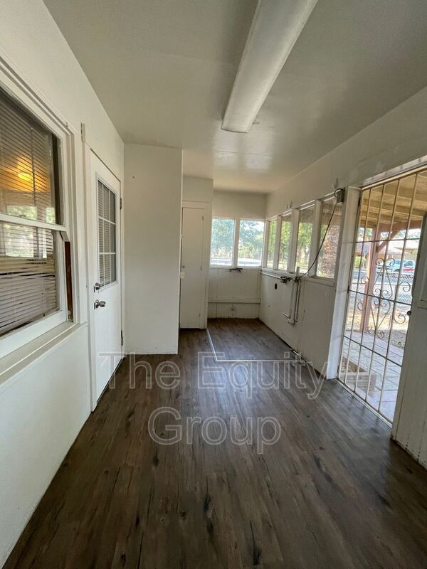 Building Photo - 939 Chinowth St