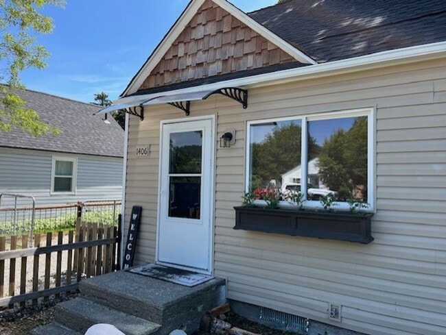 Building Photo - Downtown CDA with Shop!