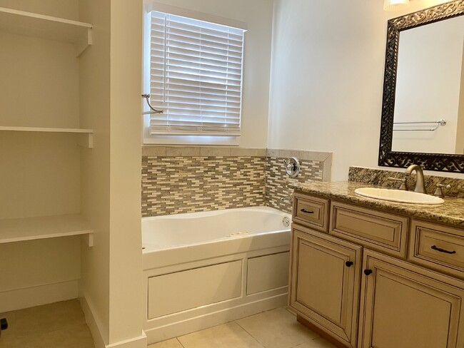 Building Photo - Furnished Old Town Bluffton Cottage