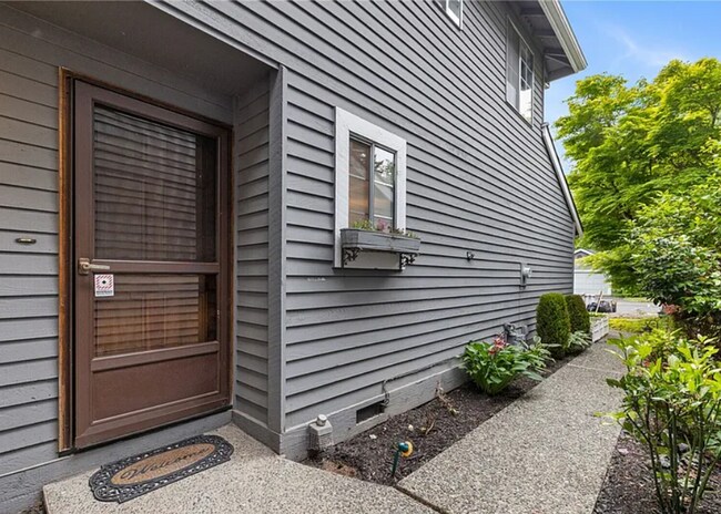 Building Photo - Kent East hill Condo townhome in Village at Single Creek - 3 bedroom 2.5 bath and 2 car garage. A...