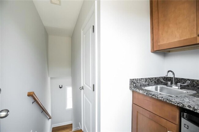 Building Photo - 1381 Parkview Ln