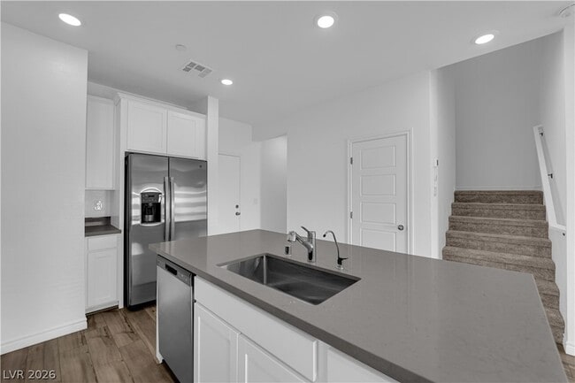 Building Photo - 600 N Carriage Hill Dr