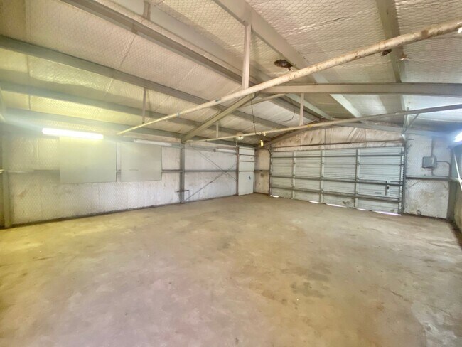Building Photo - 3 bed 1 bath newly updated now available