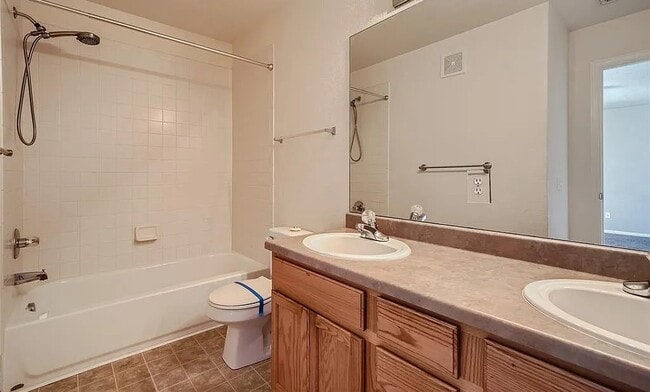 Building Photo - Townhouse Eller Grove