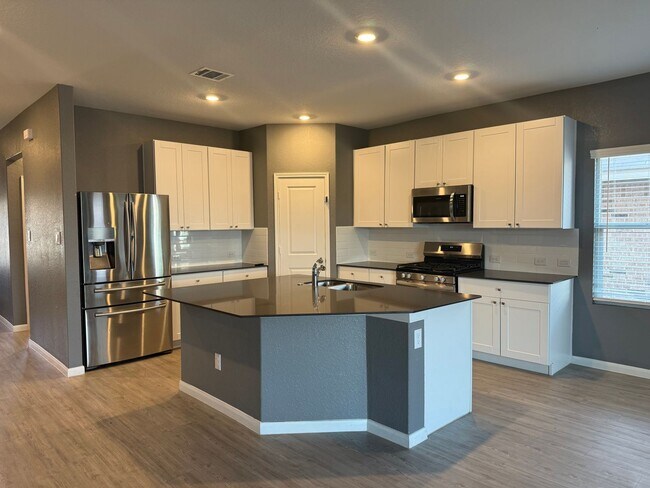 Building Photo - Spacious 5-Bed, 3-Bath Home in Brookmill –...