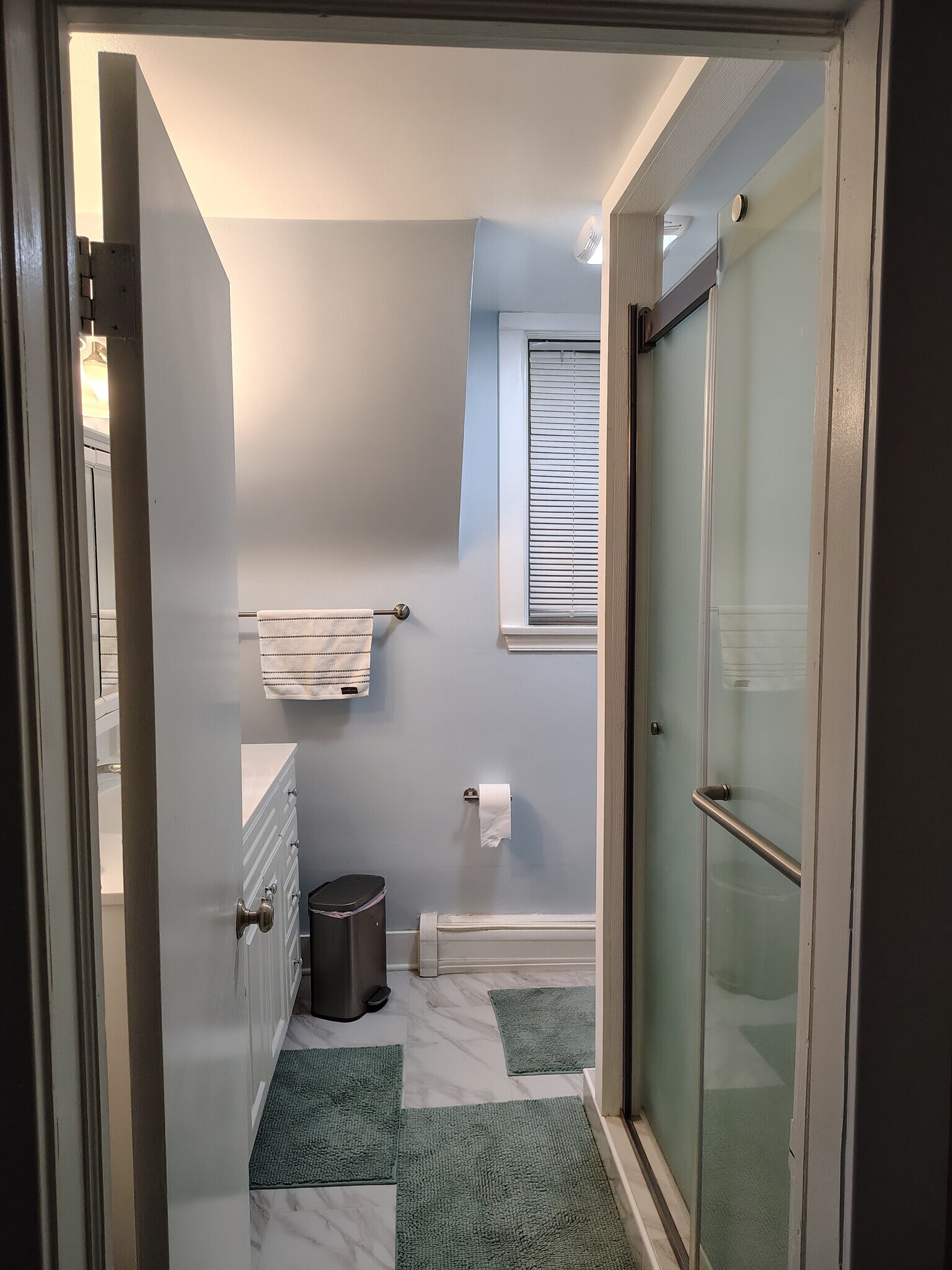 Bathroom - 6462 N Lehigh Ave