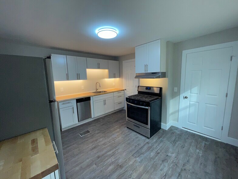 Building Photo - 1585 E 32nd St