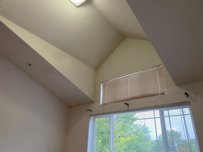 Building Photo - Updated upper floor condo with great south...