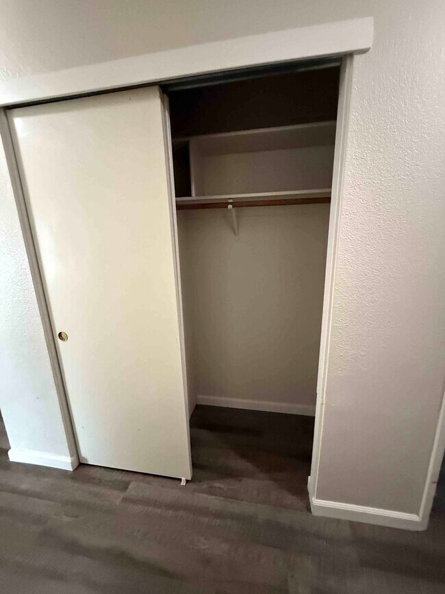 Building Photo - 3 Bed 2 Bath Just a Short Distance to Sac ...
