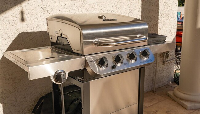 Building Photo - 2431 E Laurel St