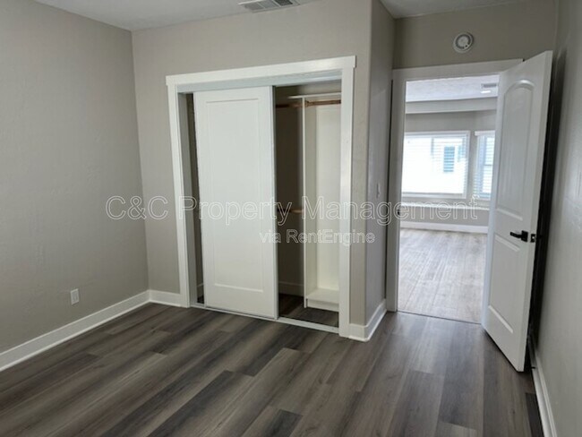 Building Photo - 1519 W 22nd Pl