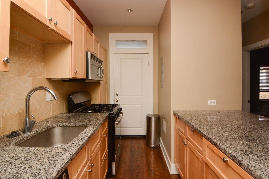 Building Photo - 726 W Addison St