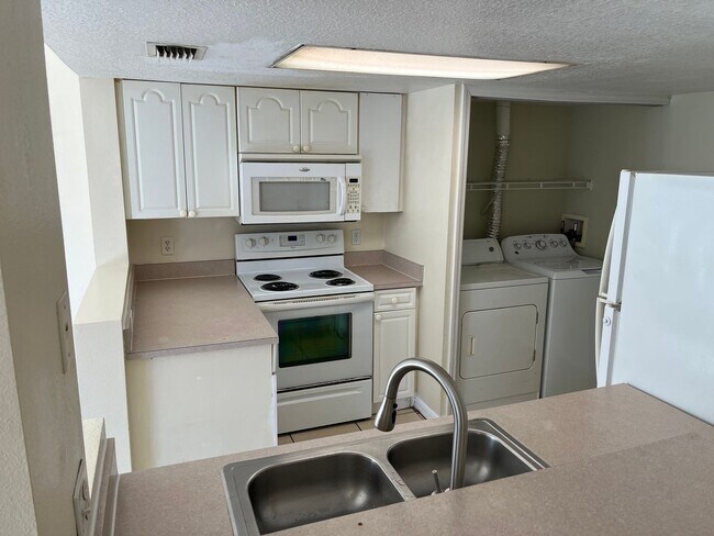 Building Photo - 3bed/2bath townhouse close to Disney inclu...