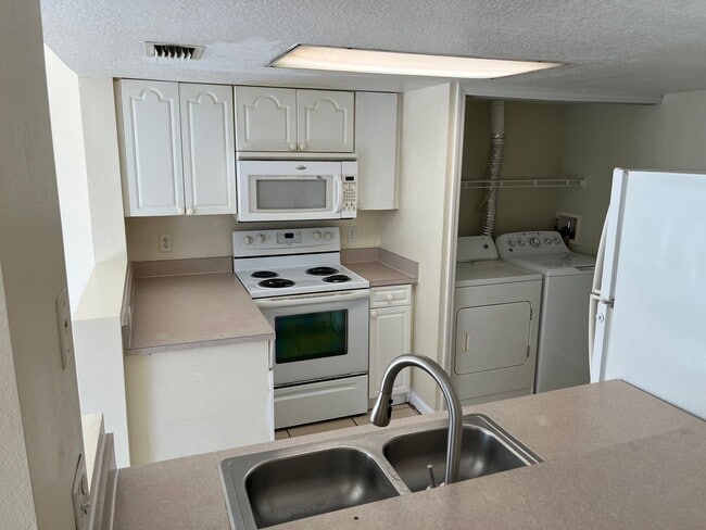 Building Photo - Beautiful 3bed/2bath townhouse close to Di...