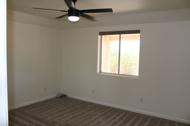 Building Photo - 3 Bedroom 2 Bathroom 3 Car Boat Deep Garag...