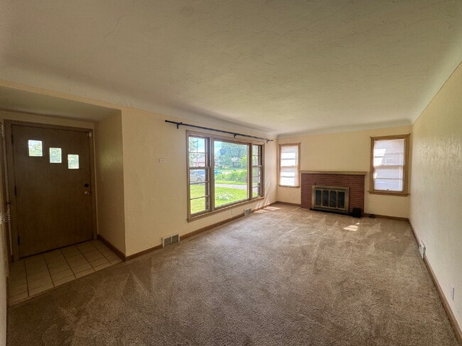 Building Photo - 3BR/1BA in Roseville Featuring A Sprawling Fenced Yard & An Attached Garage