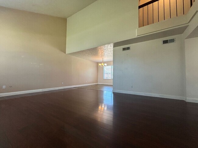 Building Photo - Prime Fresno Location Near River Park and ...