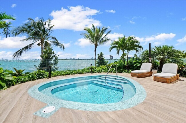 Building Photo - 700 NE 24th St