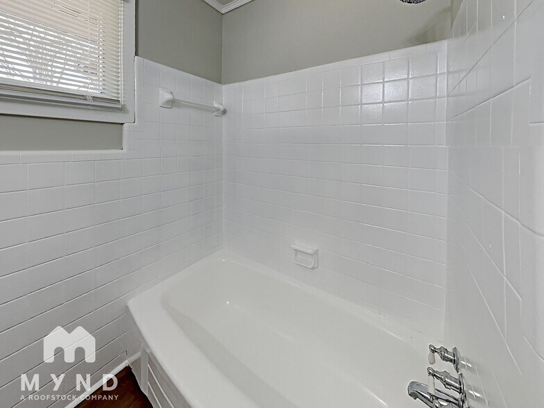 Building Photo - 5016 Scenic View Dr